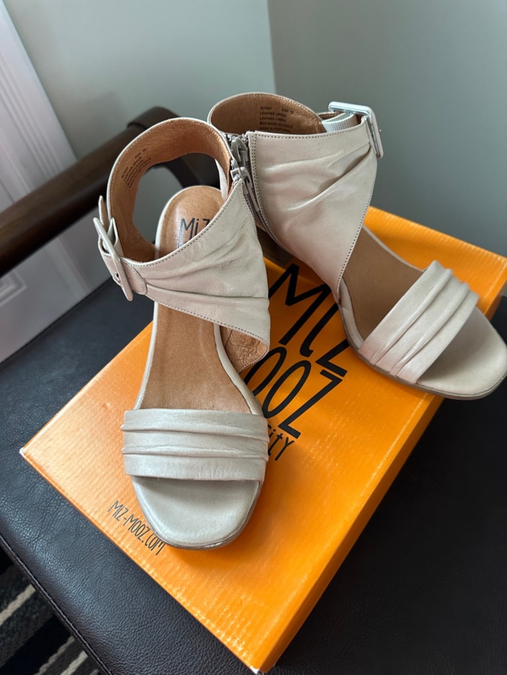 Sz 38(7.5)⭐️NWT Miz Mooz Cream Scoot Leather Dress Sandals. Never Worn! - Picture 3 of 9